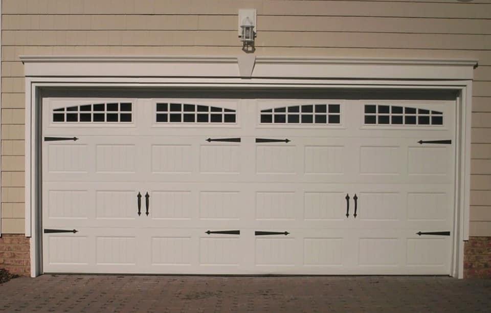 Short Panel Carriage House with Window